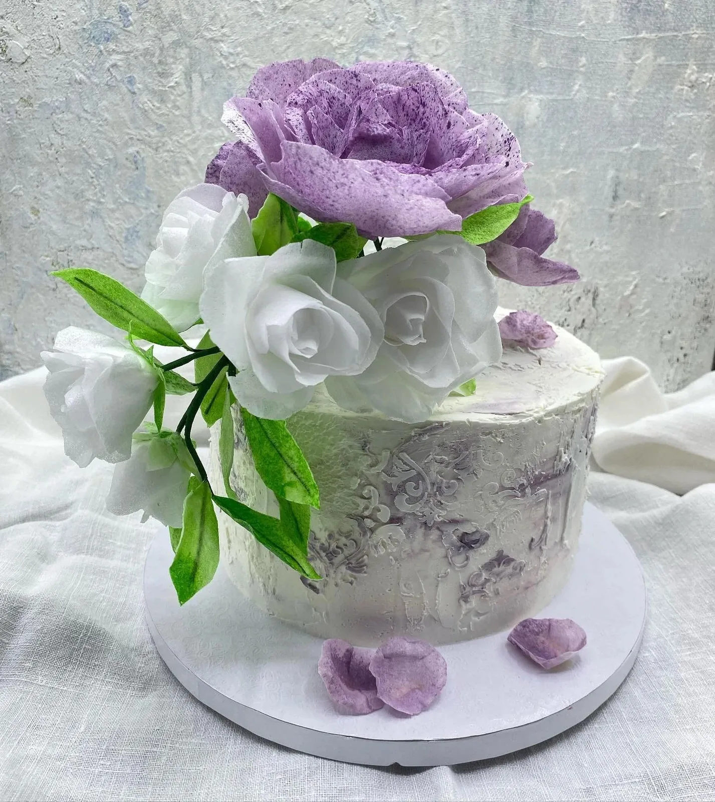 Torta decorata con fiori